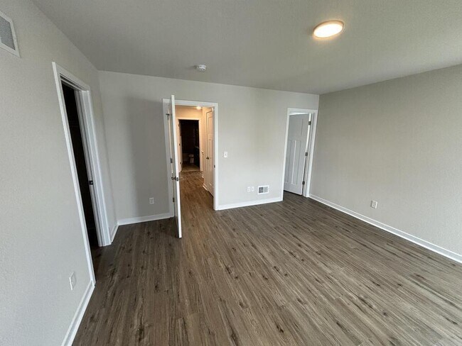 Building Photo - 670 Lambert Dr