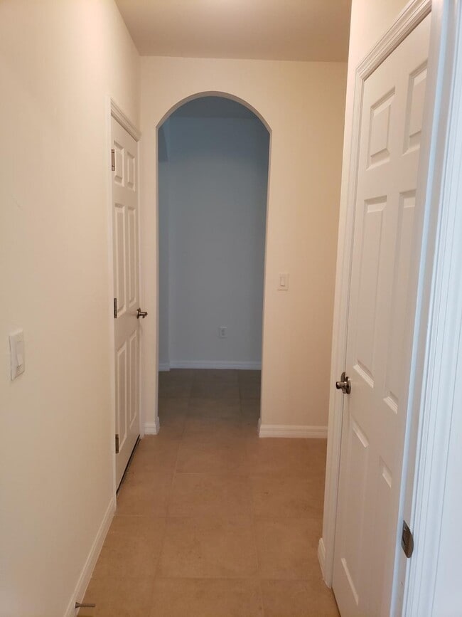 Building Photo - 2529 SW 11th Pl