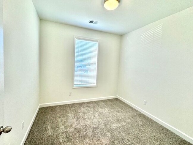 Building Photo - Move - In Special! Now Leasing a 4-Bedroom...