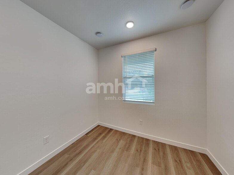Building Photo - 9724 W Parkway Dr