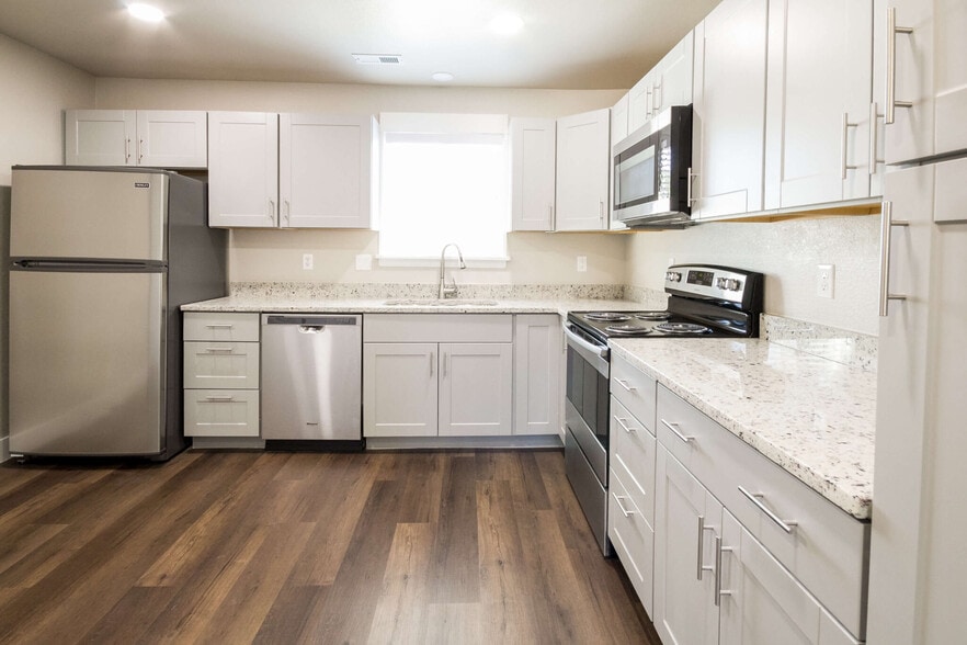 Building Photo - Twin Cedar Apartments -Furnished / Short Term
