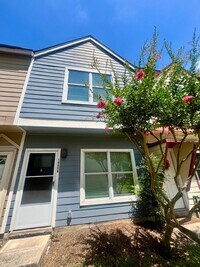 Building Photo - 2 Bedroom/2.5 Bath Townhome! Close to Majo...