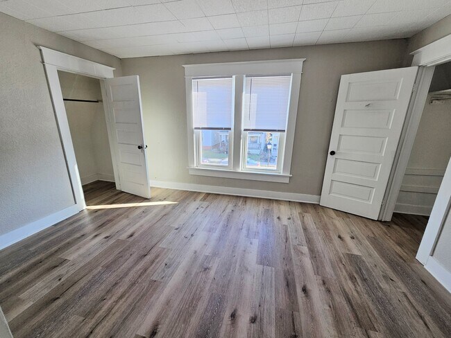 Building Photo - 930 3rd St