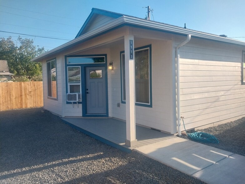 Primary Photo - 1113 D St