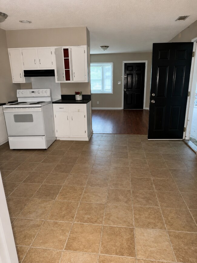 Building Photo - 2435 Thrasher Ave