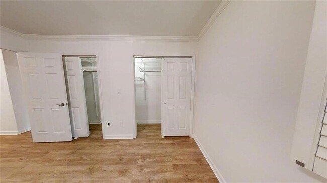 Building Photo - 300 Johnson Ferry Rd