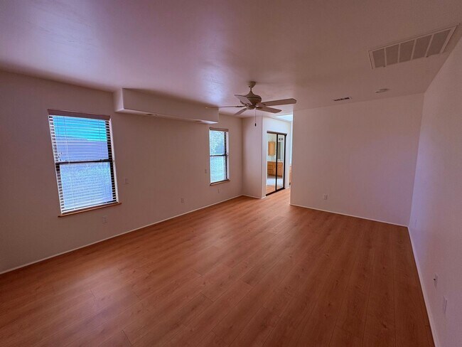 Building Photo - HOUSE-VILLAGE OF OAK CREEK