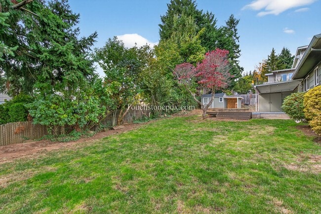 Building Photo - Tranquil West Linn Living Near Parks and S...