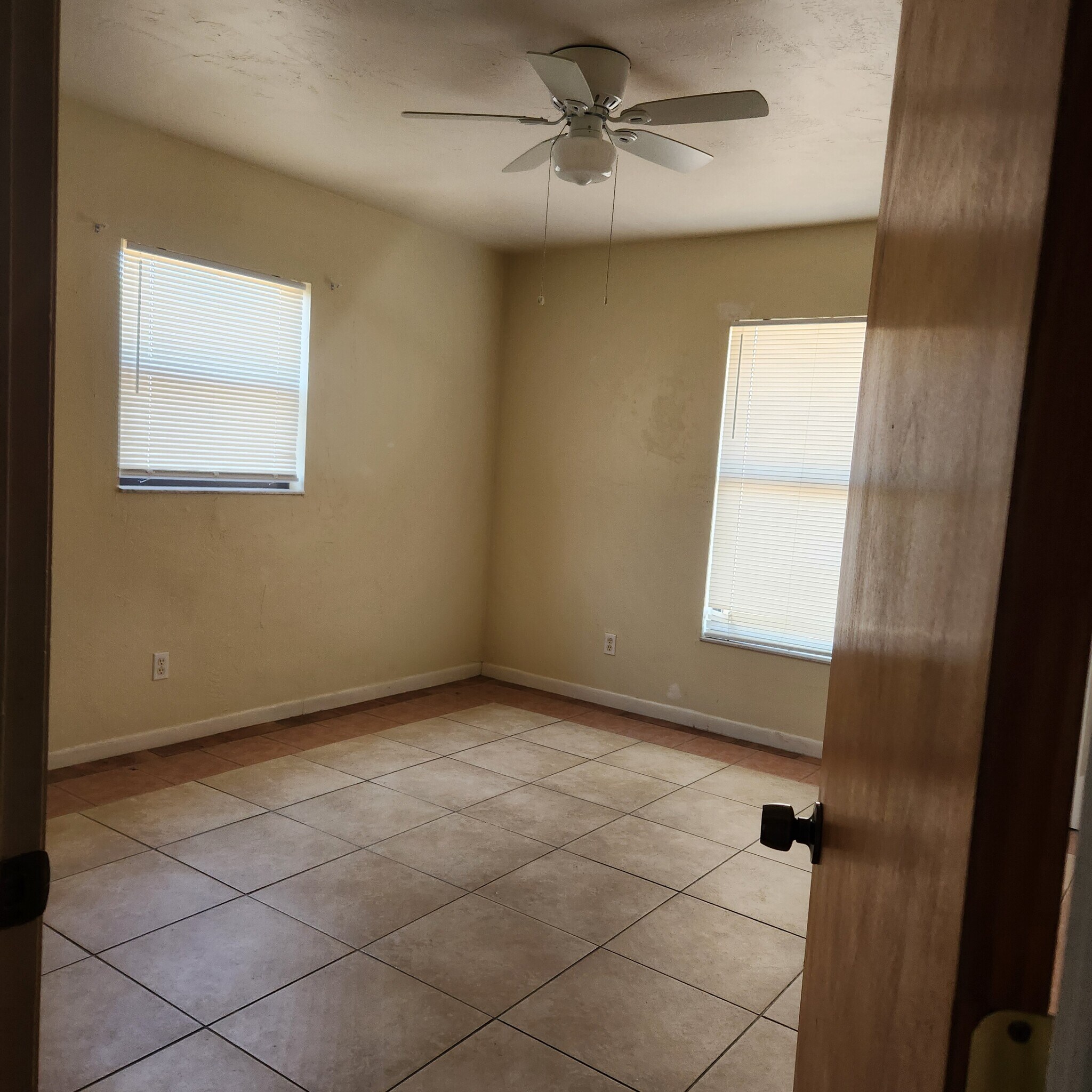 Building Photo - 611 SW 3rd Ter