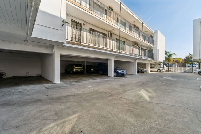 Building Photo - 2 bed 1 Bath Available Now
