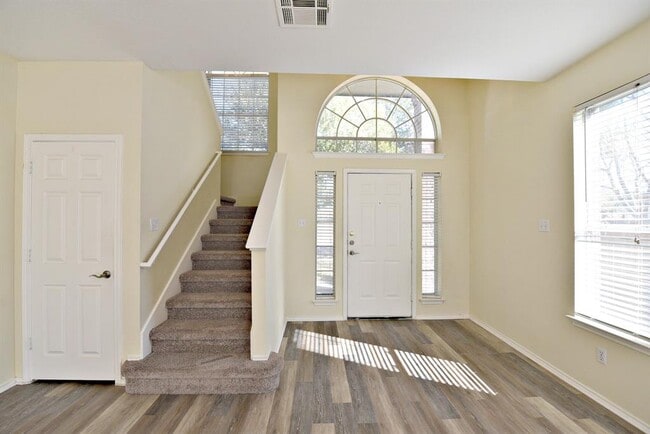 Building Photo - 10508 Hainsworth Park Dr