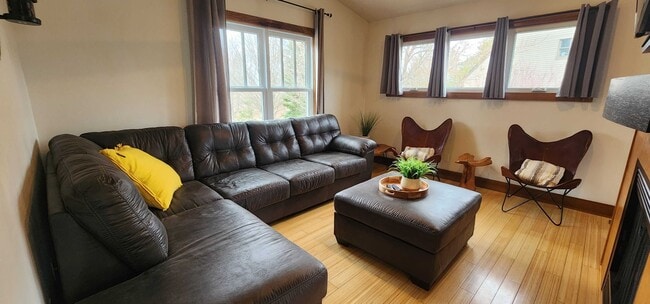 Building Photo - Fully Furnished Monthly Off-Season Gem!