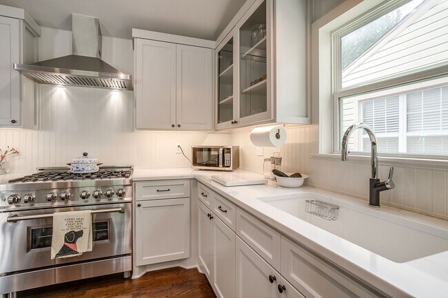 Building Photo - Pristine 2 Bed, 1 Bath Home for Rent in the Cultural District- 76107