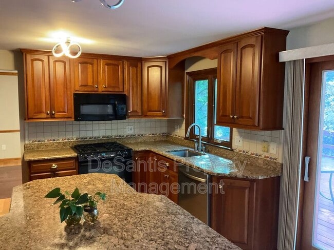 Building Photo - 471 Manordale Rd