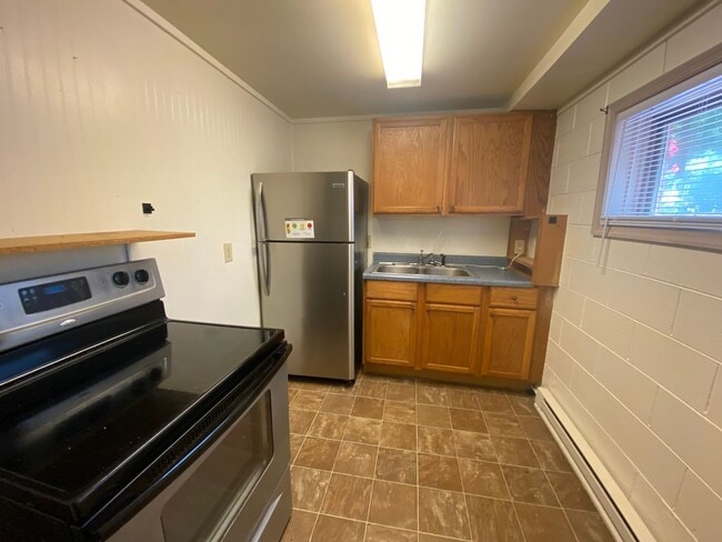 Building Photo - 1 Bedroom, 1 Bathroom Apartment in Reidsville!
