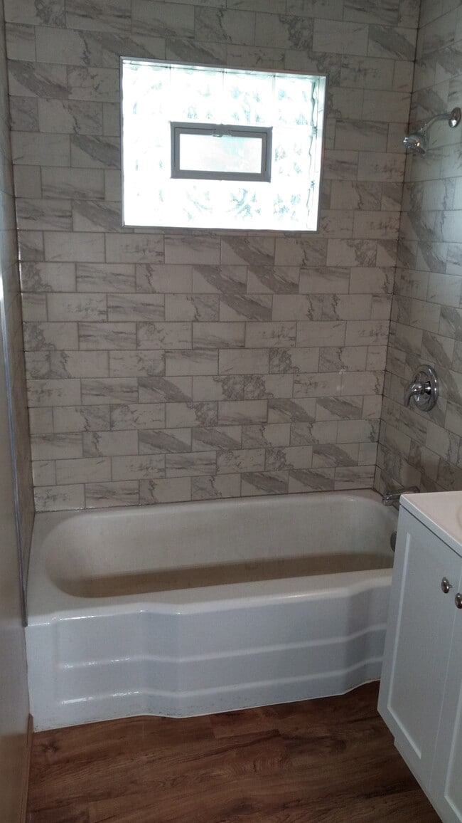 Building Photo - 725 N H St