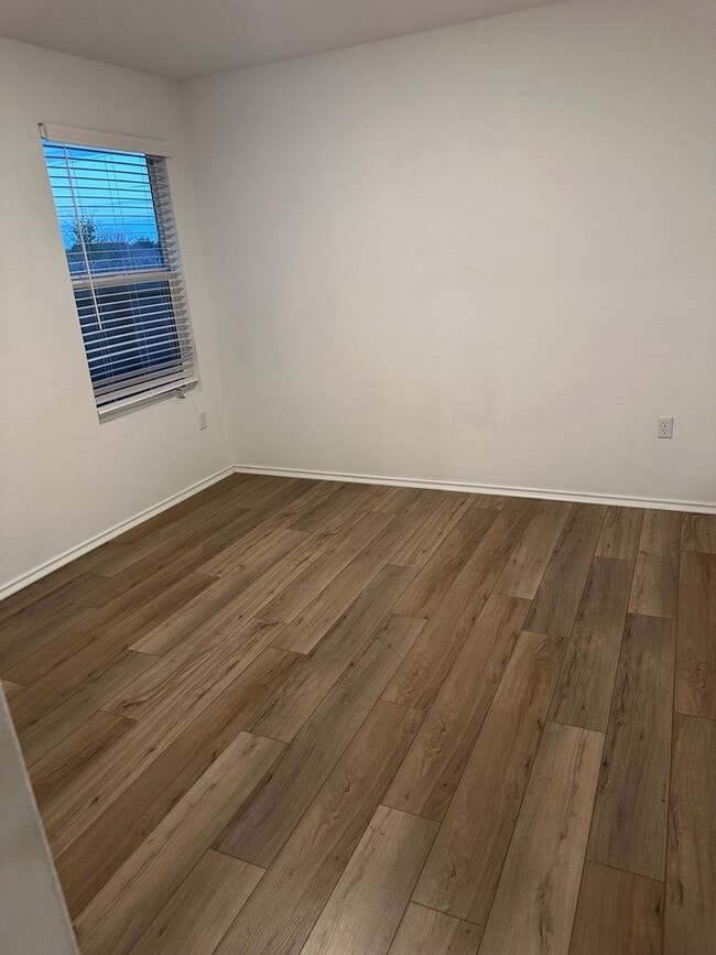 Building Photo - 3 bed 2 bath house with a fenced in backyard