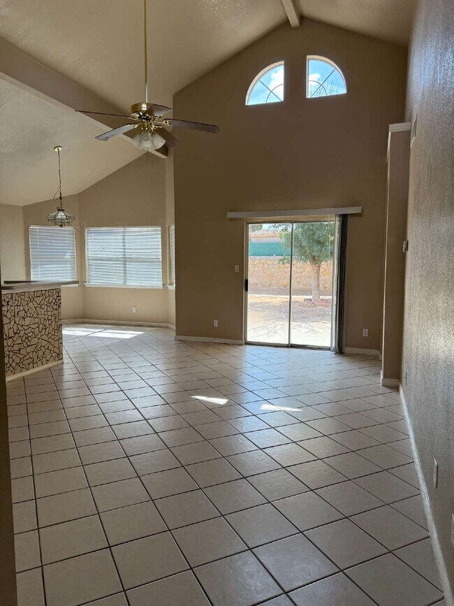 Building Photo - "Charming 3-Bed, 2-Bath Oasis in El Paso -...