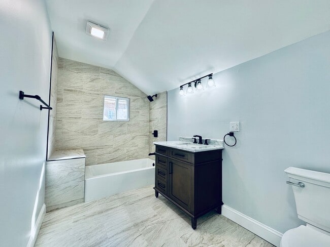 Building Photo - 10 Kensington St