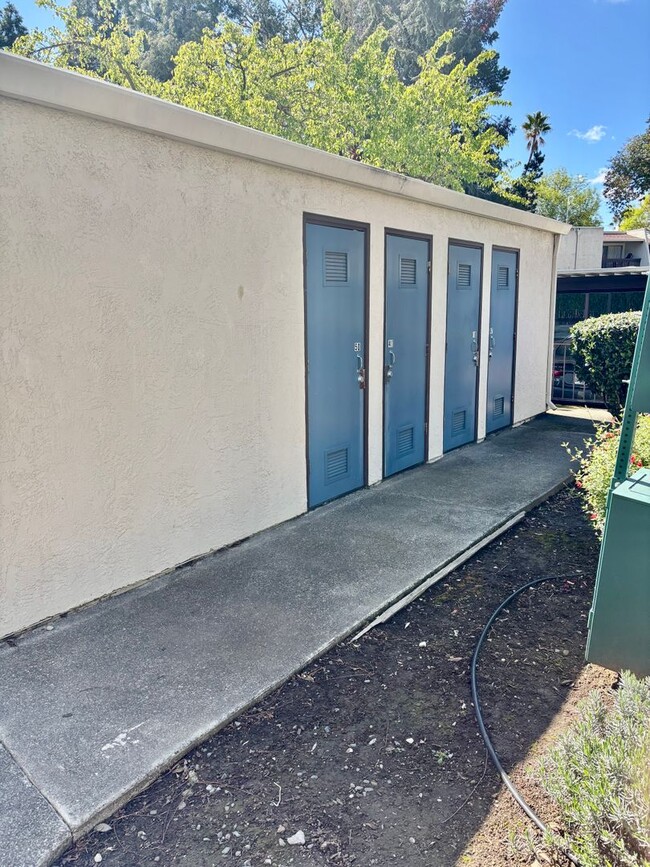 Building Photo - Super Location in Concord- near freeway, s...