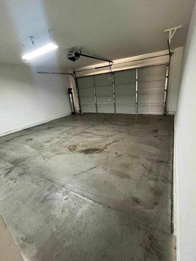 Building Photo - GREAT 4 BEDROOM 2 BATH HOME