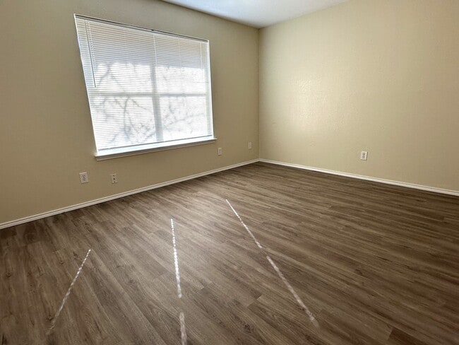 Building Photo - Beautiful 3 Bedroom 2 Bath Home