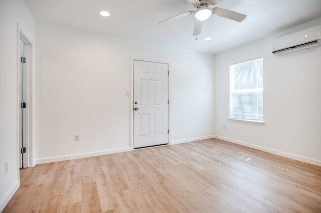 Building Photo - 905 W Abram St