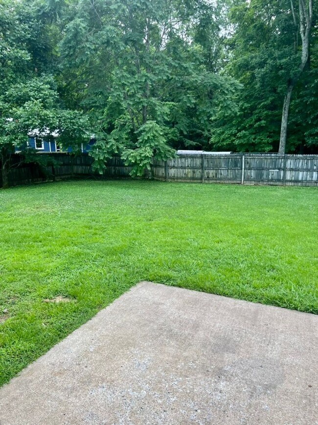 Building Photo - AVAILABLE NOW! 3 Bedroom, 1.5 Bath Home