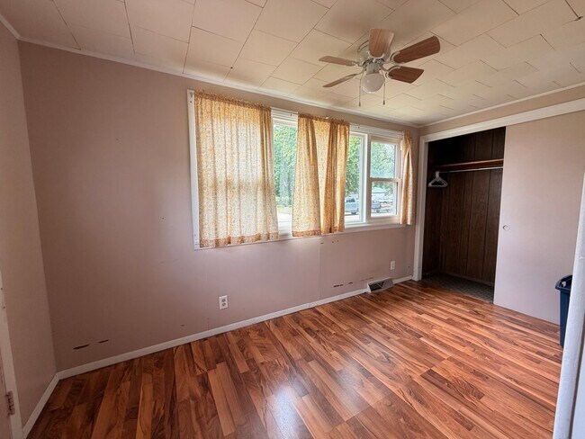 Building Photo - 2 Bedroom Home in Palmer! $750