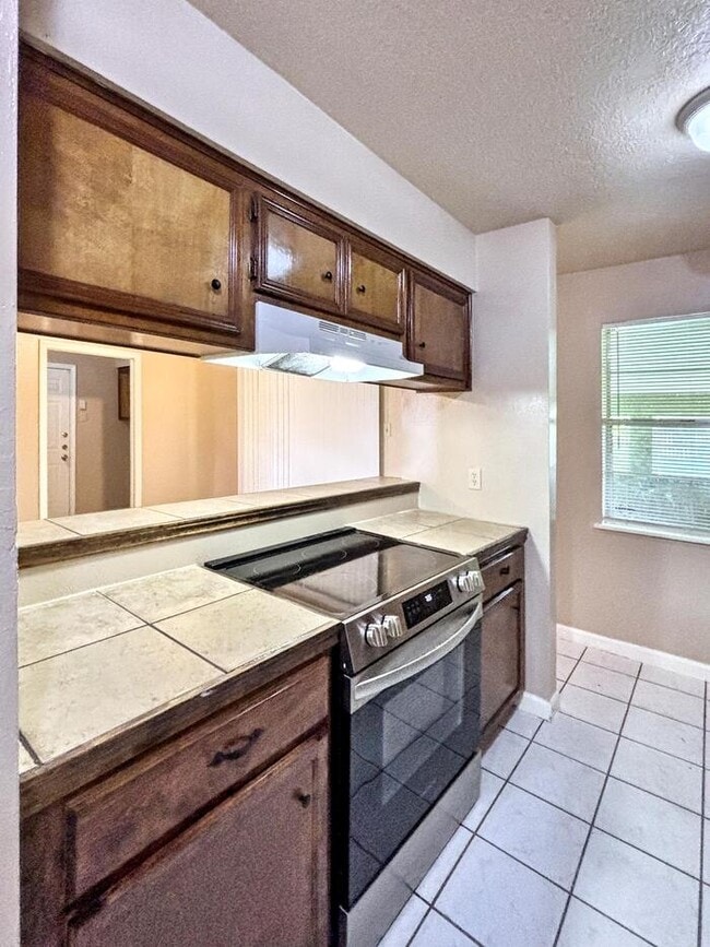 Building Photo - 3-Bedroom, 2-Bathroom Home in Convenient L...