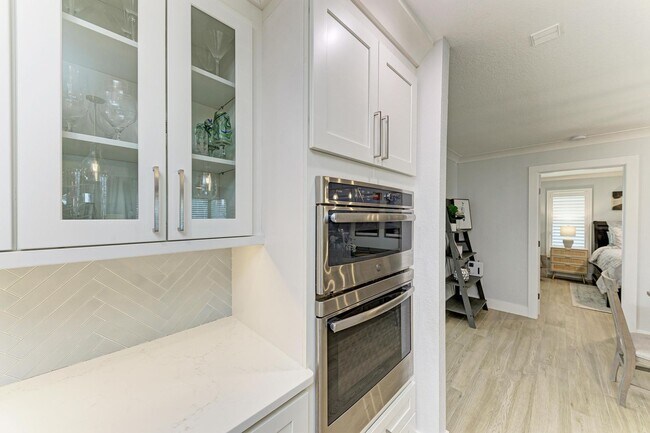 Building Photo - Furnished/Unfurnished ** Annual Rental ** Available 5/1/26 ** 4 Bed/2 Bath Single Family Home ** ...