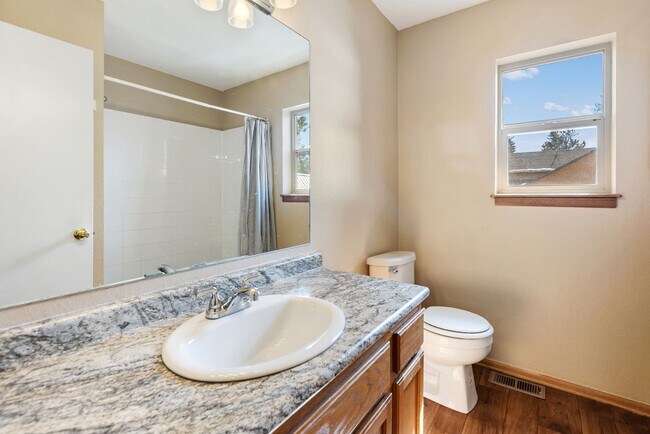 Building Photo - 3 Bed 2 Bath Fully Furnished in Woodland Park