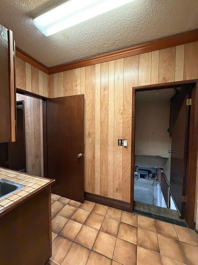 Building Photo - 3BEDROOM 1 BATHROOM COMMERCIAL PROPERTY