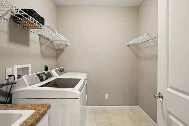 Building Photo - Five Bedroom House in Deerfield Township!