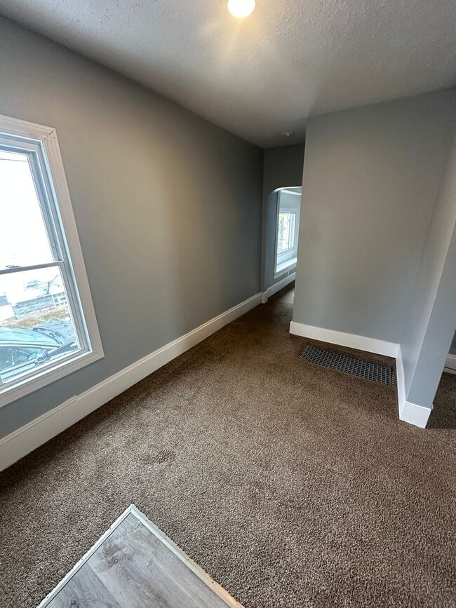 Building Photo - 4 Bed / 2 Bath Sunroom, Updated Kitchen & Spacious Layout!