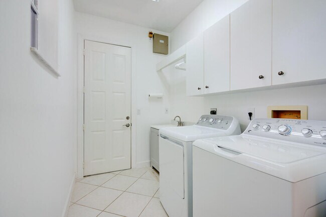 Building Photo - 6646 Oakmont Way