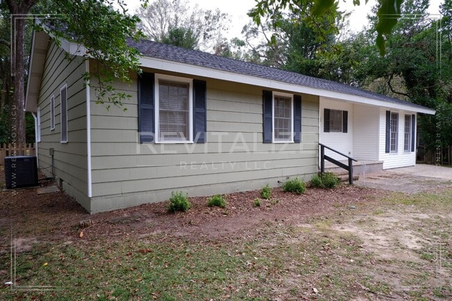 Building Photo - Beautiful 4 Bedroom/2 Bathroom House in Mo...