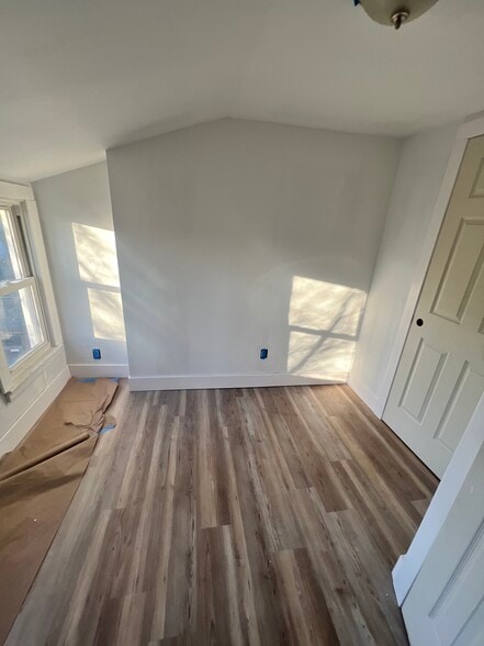 Room 1 - 103 Walnut St