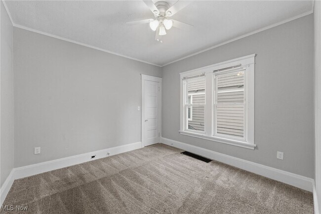 Building Photo - 1323 W 89th St