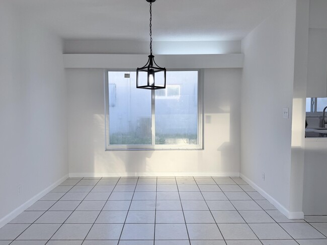 Building Photo - 231 NE 16th Ave