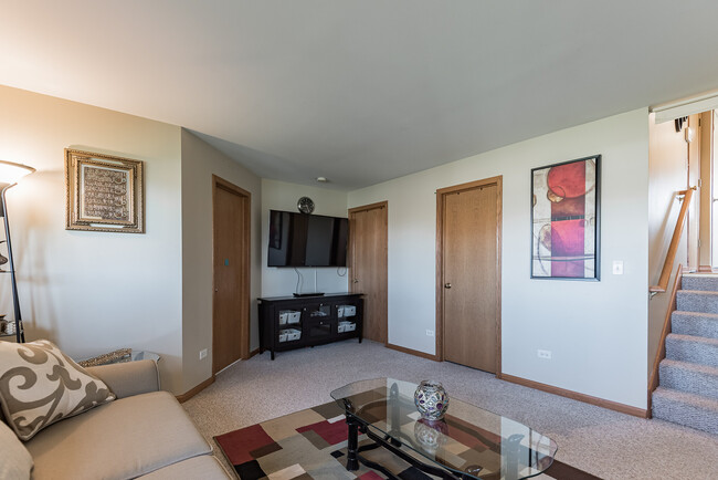 Building Photo - 8320 Chestnut Ct