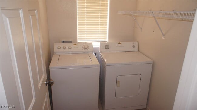 Building Photo - 989 Coronado Peak Ave