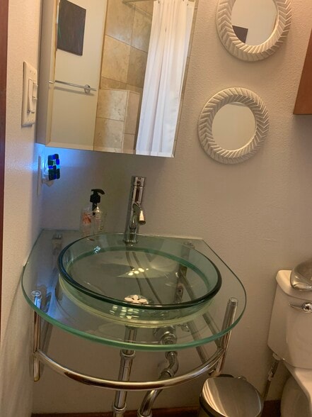 Private bathroom. Room for rent. Upstairs. Private room with private bathroom. Austin, Tx 78702 - 905 Prospect Ave