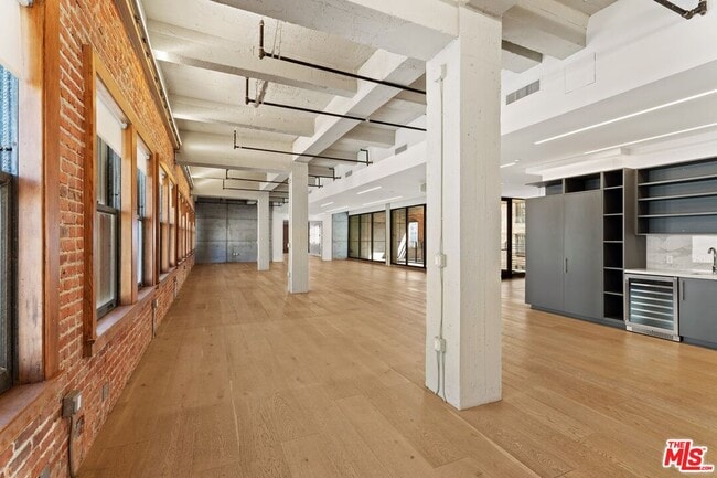 Building Photo - 808 S Broadway