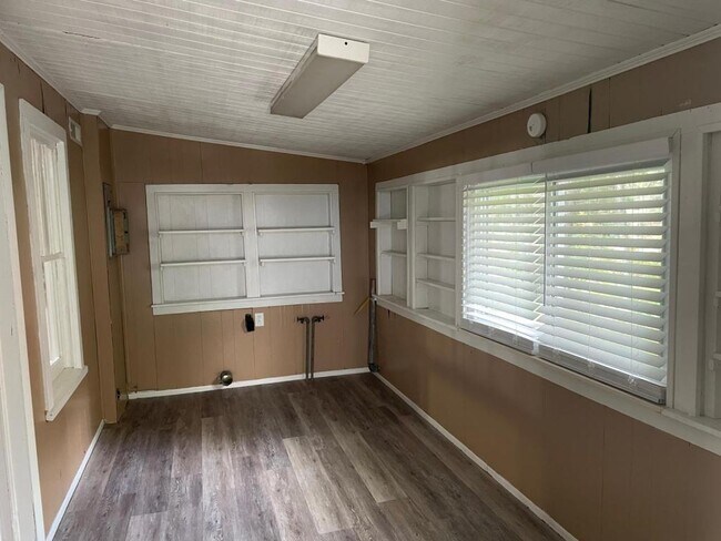 Building Photo - 525 Meadowbrook Ave