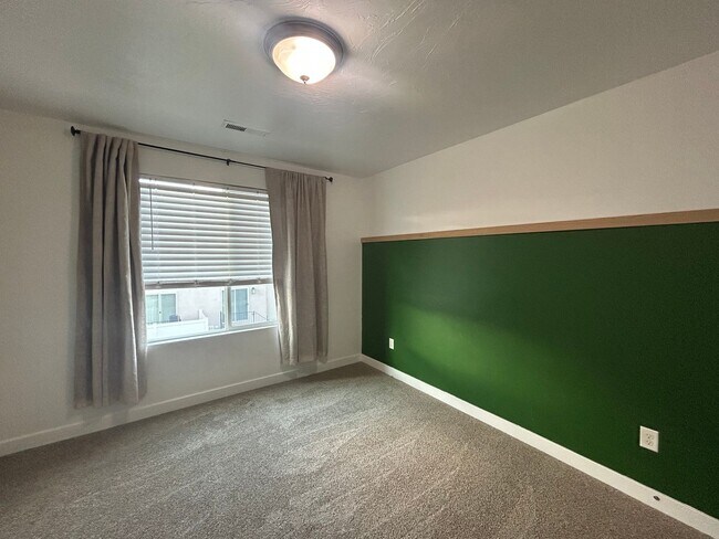 Building Photo - 3 Bedroom 3 Bathroom Townhouse in Saratoga Springs!