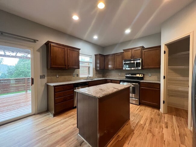 Building Photo - Must See Elkhorn Home!!
