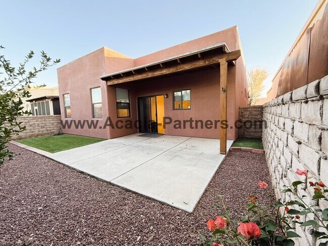 Building Photo - Three bedroom home in Barrio Central