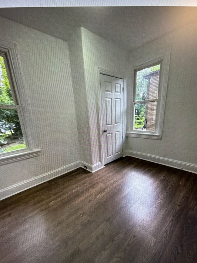 Building Photo - Large Victorian Style House