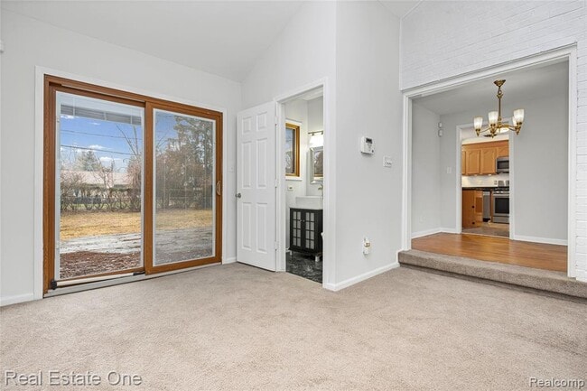 Building Photo - 2360 Pine View Dr